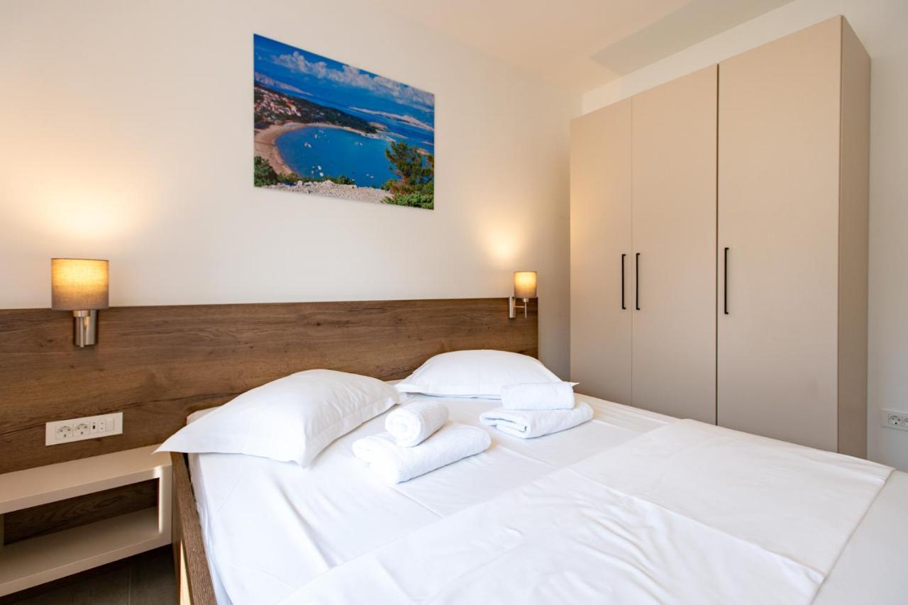 B&M Rab-Lopar Aparthotel Kültér fotó